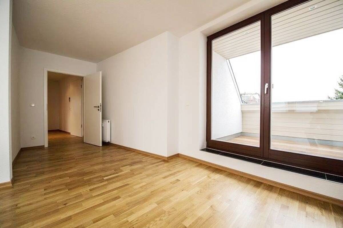 Viel Platz im Dachgeschoss! + Loggia + Parkett + Wanne & Dusche + Fußbodenheizung + PKW-Stellplatz – 4155 Leipzig – Bild 1 von 9