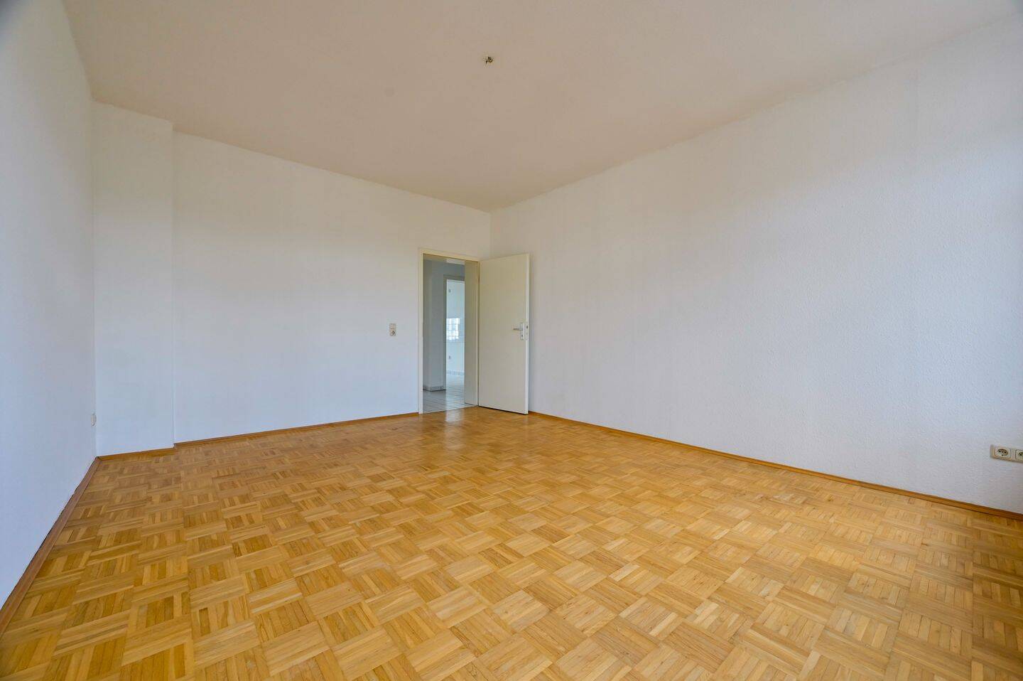 Schöne 2-Raum-Wohnung: XXL-BALKON UND PARKETT für Kapitalanleger oder zur Eigennutzung! – Chemnitz – Vorschaubild 4
