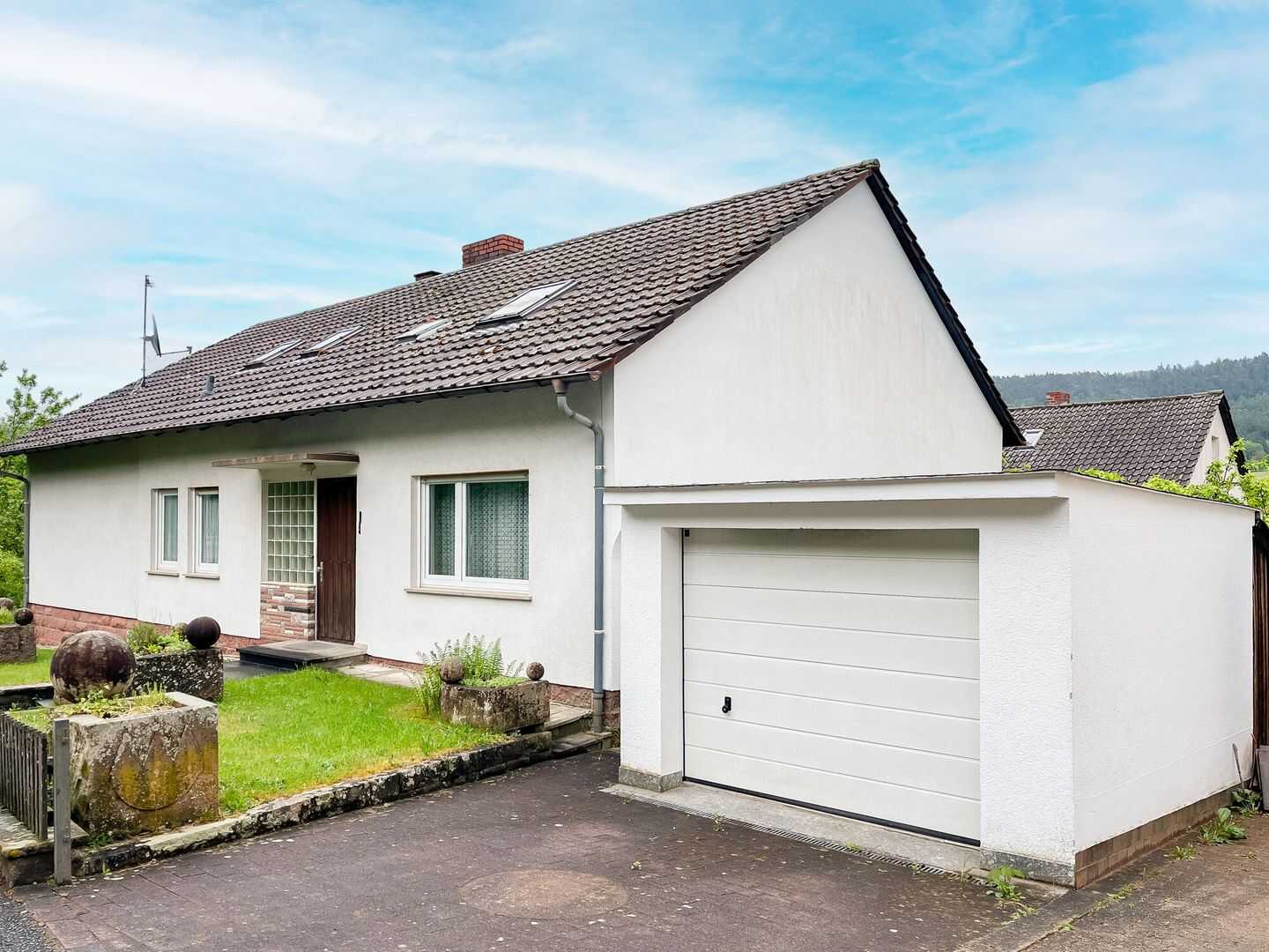 Großzügiges Wohnhaus mit Ausbaupotenzial in familienfreundlicher Lage – Kirchzell – Bild 1 von 9