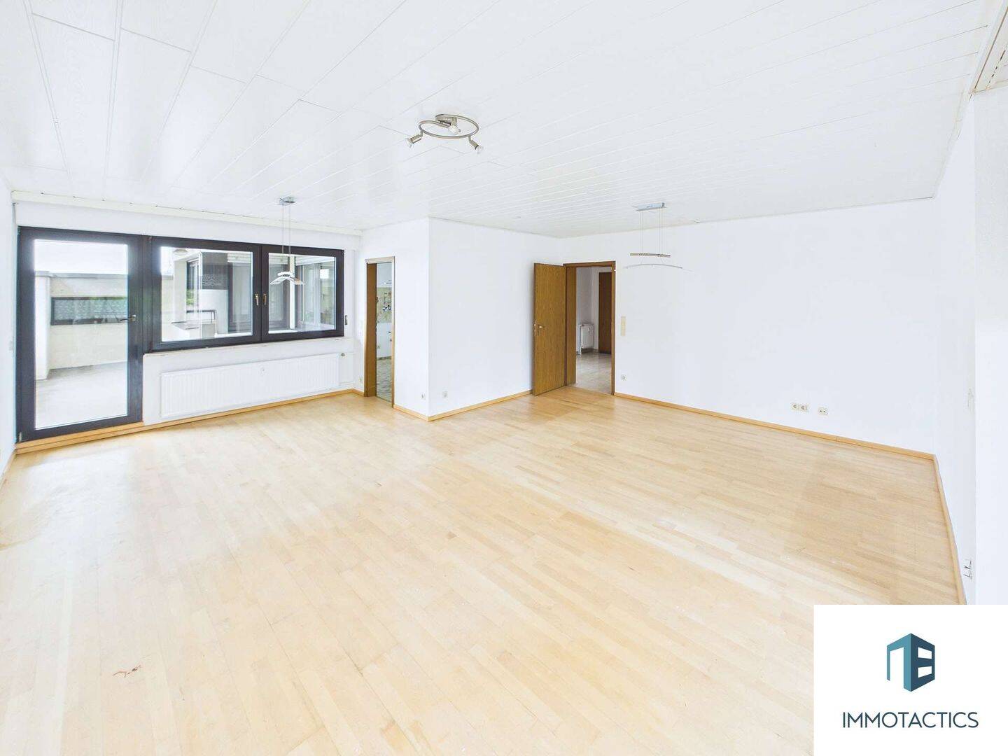 Großzügige 3-Zimmer-Wohnung mit zwei Loggien, Carport, Keller und viel Potenzial in Mainz-Hechtsheim – Mainz – Vorschaubild 2