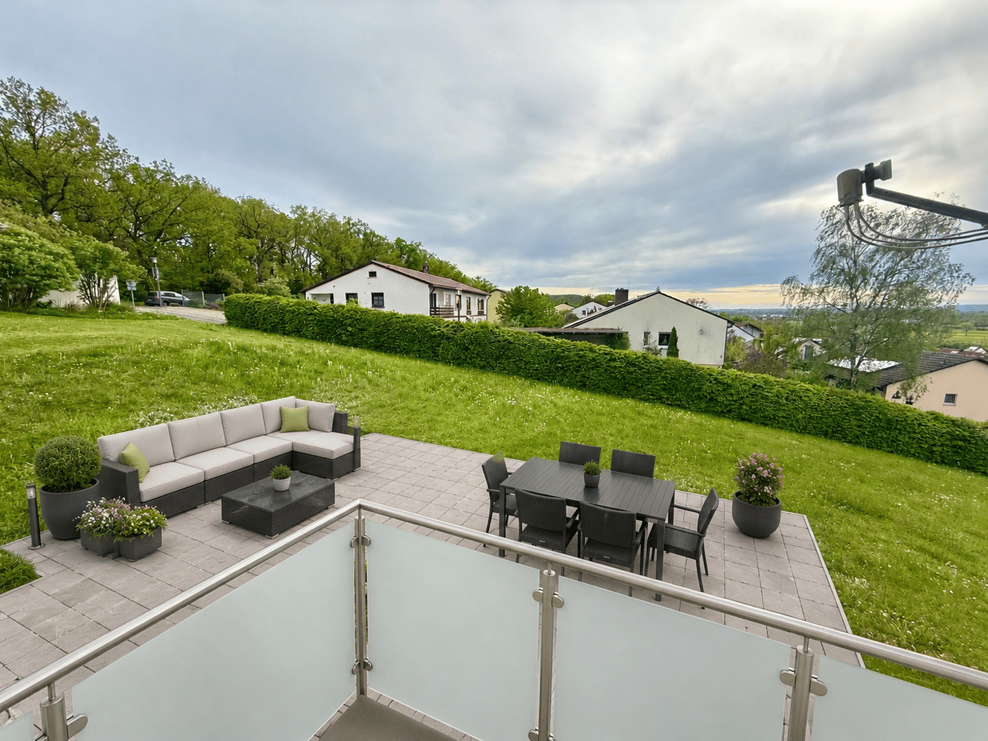Schon frei und ohne Provision! Tolle 4-Zimmer-Wohnung mit 2 eigenen Gartenanteilen, Terrasse und Südwestloggia, ca. 101,6 qm im Erdgeschoss