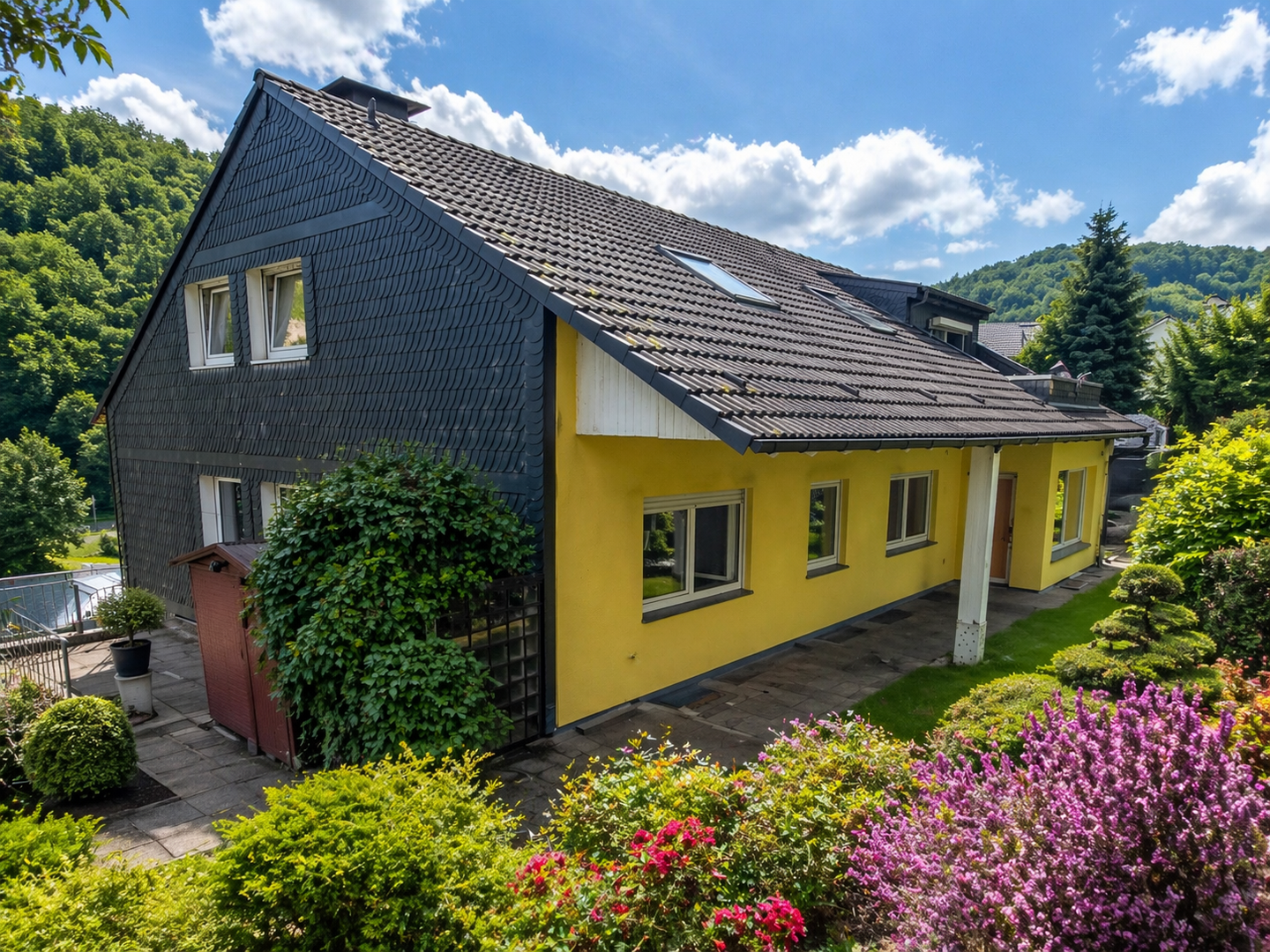 **Attraktives Dreifamilienhaus mit großem Grundstück in Iserlohn-Dannenhöfer – ideal für Kapitalanleger** – Iserlohn – Bild 1 von 9