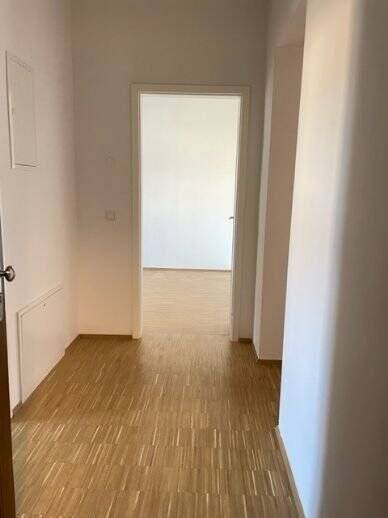 +++ NEUWERTIG +++ Attraktive Wohnung mit Echtholzparkett, Fußbodenheizung, modernem Bad sowie Balkon und Lift – Chemnitz – Vorschaubild 5