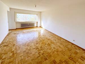 MIT BLICK INS GRÜNE: SAN.-BEDÜRFTIGE 2-ZI-ETW MIT SÜDBALKON, LIFT UND TG-STELLPLATZ IN ER-BÜCHENBACH – 91056 Erlangen – Vorschaubild 4
