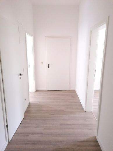 !! 4-Raum-Wohnung mit 2 Bädern, Laminat und Balkon !! – Chemnitz – Vorschaubild 5