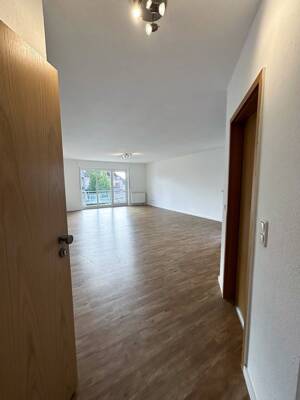 Große und helle 1-Zimmer-Wohnung im 2. Obergeschoss, mit Küchenzeile, Balkon & Stellplatz – 33102 Paderborn – Vorschaubild 4