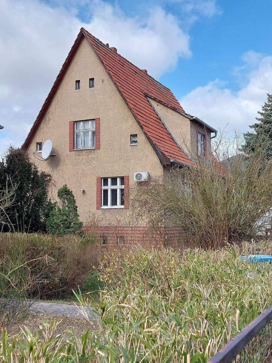 Im Alleinauftrag ! Viel Raum und Platz: Vielseitiges renovierungsbedürftiges Einfamilienhaus, zum kurzfristigen Bezug,