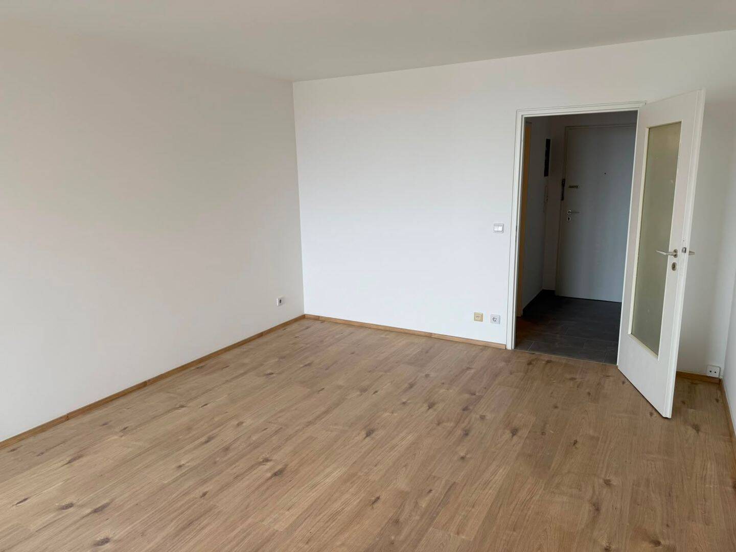 Modern renoviertes 1-Zimmer-Apartment mit Einbauküche, Balkon und toller Aussicht – Nürnberg – Vorschaubild 3