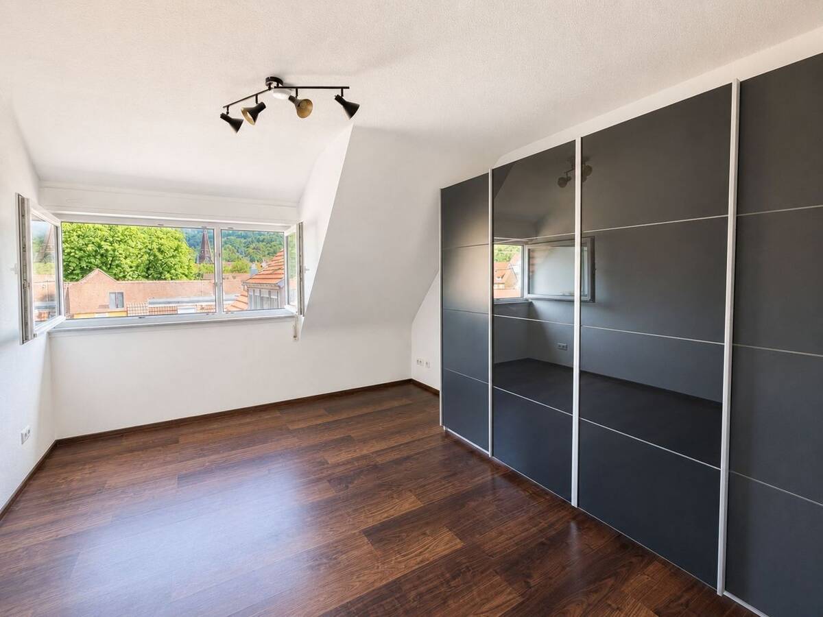 Charmante 3-Zimmer-Dachgeschosswohnung mit traumhafter Aussicht über Uhlbach – 70329 Stuttgart – Bild 1 von 7