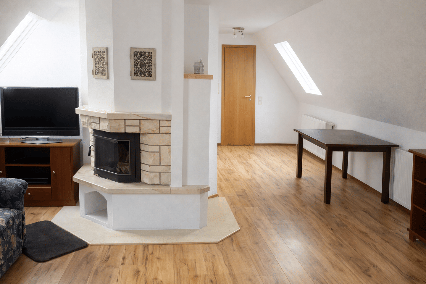 Geräumiges Zweifamilienhaus mit 8 Zimmern und Garage in ruhiger, begehrter Lage. – Herrnhut – Bild 1 von 8