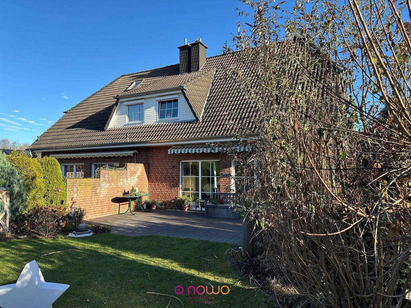 Mehr Raum als gedacht - Doppelhaushälfte mit 2 Carports, ausgebautem Spitzboden & Südwestterrasse – Wolfenbüttel – Bild 1 von 9