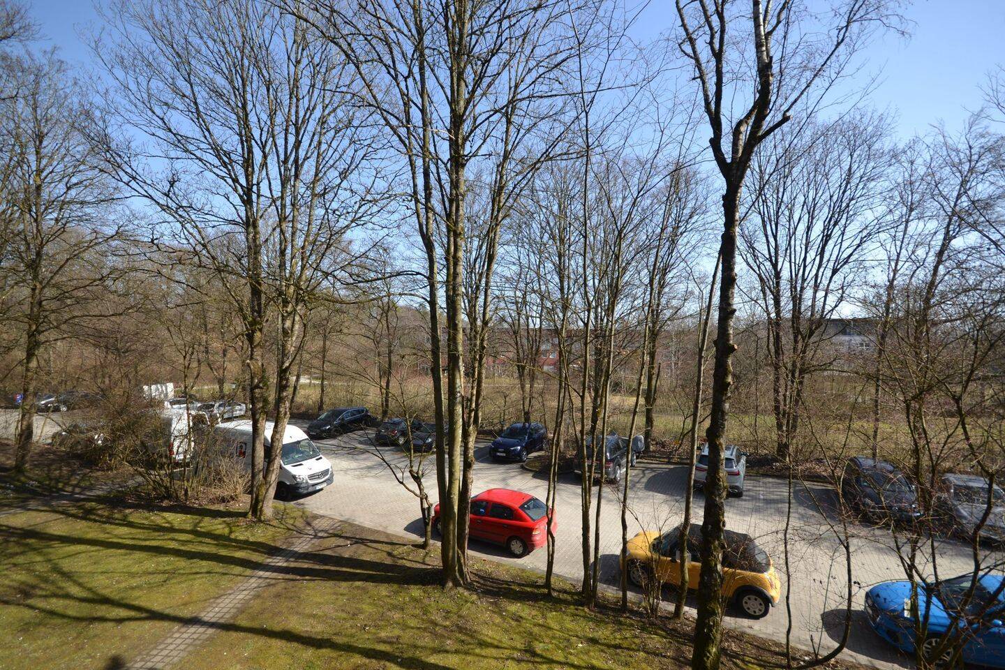 Gemütliches Wohnen: 4 Zimmer in gepflegtem Haus im Grünen – München – Vorschaubild 4