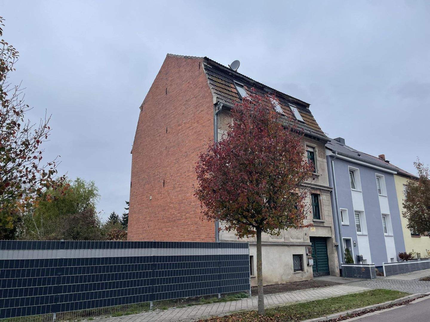 Mehrfamilienhaus mit schönem Grundstück und vielseitigen Nutzungsm – Tangerhütte – Bild 1 von 4