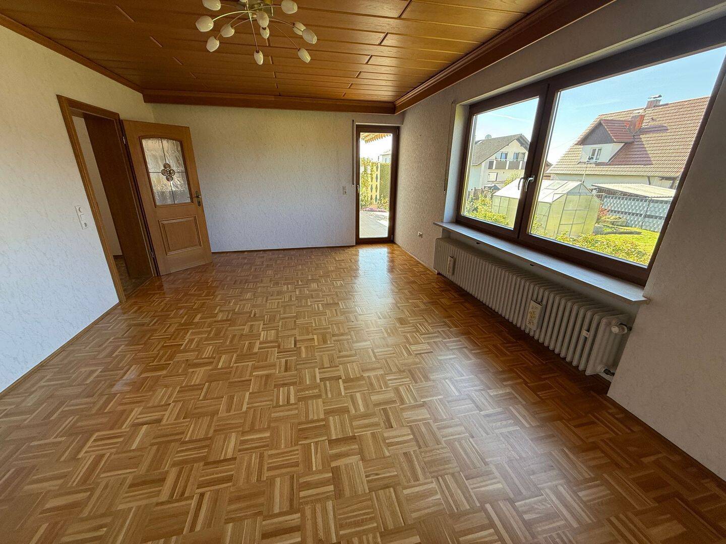 Charmantes Einfamilienhaus mit Einliegerwohnung und viel Platz mit Alpenblick – Wehringen – Vorschaubild 8