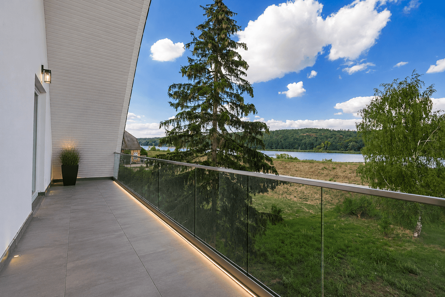 Tespe | Große helle Doppelhaushälfte auf 3 Ebenen mit 2 Balkonen, 1 Terrasse & einmaligem Elbblick – Tespe – Vorschaubild 9