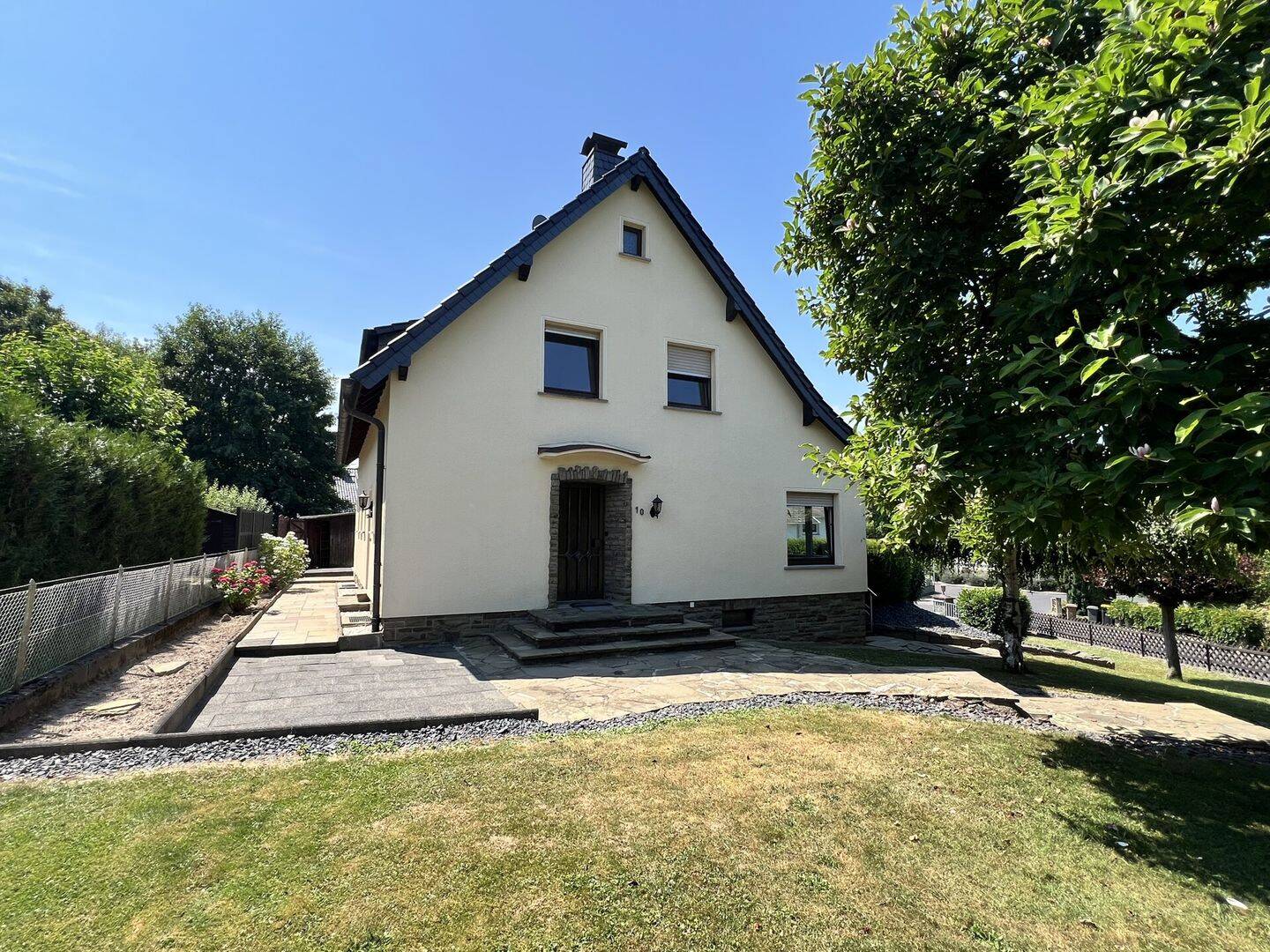 Wohnen im Grünen - Gepflegtes Einfamilienhaus mit Garage und großem Garten