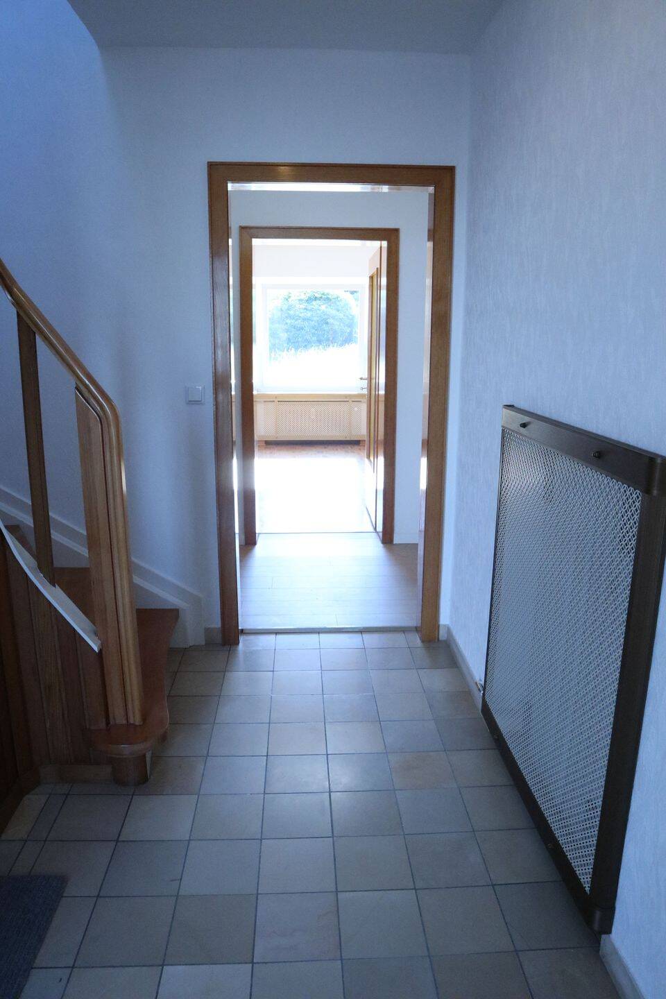 Ruhig wohnen in freistehendem Einfamilienhaus auf zwei Etagen in Solingen – Solingen – Vorschaubild 2