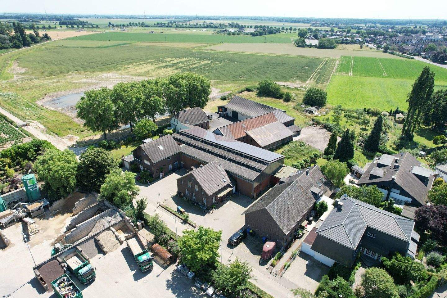 Vielfältiges Wohn- und Nutzungskonzept auf großzügigem Grundstück in Willich-Anrath – Willich – Bild 1 von 9