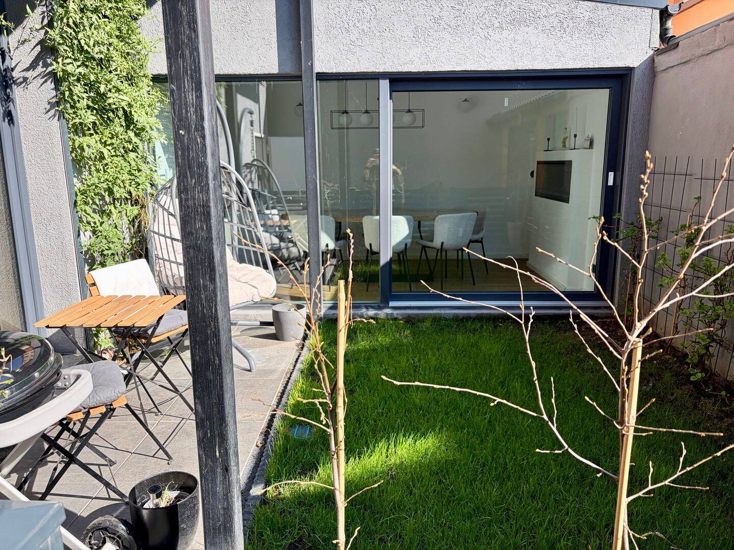 Thoughtfully Furnished 4-Room Apartment with Garden, Smart Home, High Ceilings – Düsseldorf – Vorschaubild 2