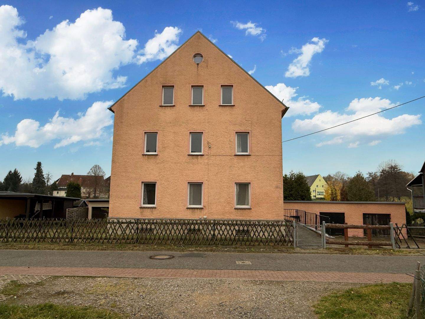 Freistehendes Haus mit Garagen, Einfahrt und Garten in Waldheim – Waldheim – Vorschaubild 3