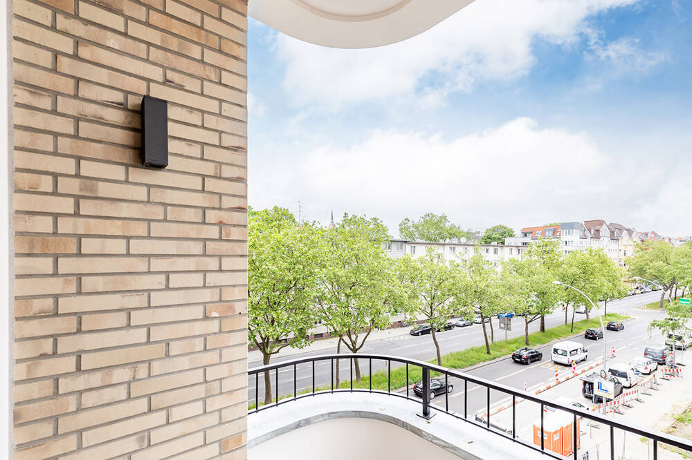 Einbauküche inklusive: 2 Zimmer und 2 Balkone! Provisionsfrei und bezugsfertig! – Berlin – Bild 1 von 9