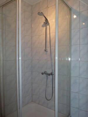 Top-Anbindung & WG-geeignet: Helle 2.5-Zi-DG-Wohnung mit EBK in Stgt-Bad Cannstatt – 70372 Stuttgart – Vorschaubild 9