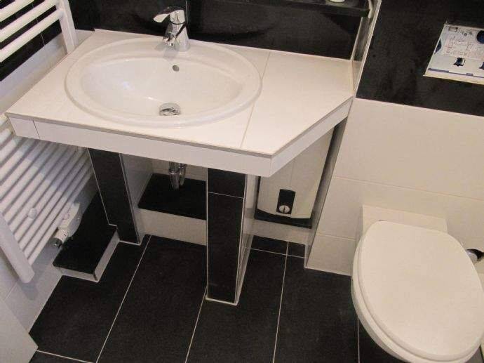 Provisionsfreie Super-Rendite, in Oberhausen. 6-Familienhaus, Balkone, Garten, 7 Garagen, Stellplätze, Ausbau und Baureserve mit 48.000,- € KM – Oberhausen – Vorschaubild 7