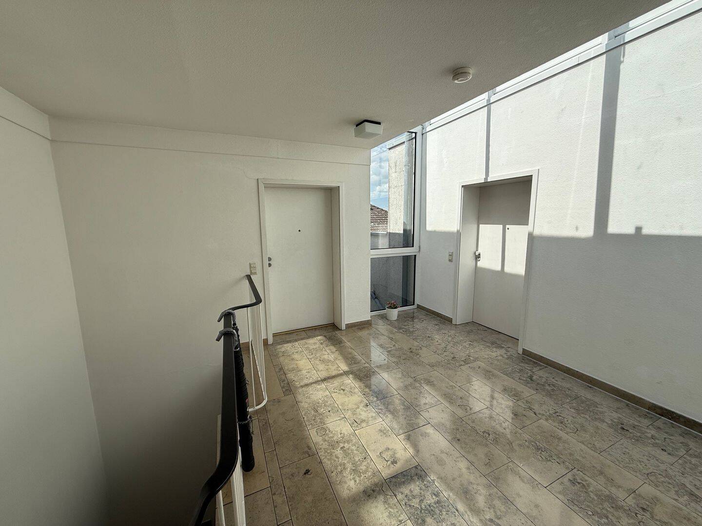 Zentrale 1-Zimmer-Wohnung mit Küche und Tiefgaragenstellplatz | Schmidt & Co. Immobilien – Darmstadt – Vorschaubild 2