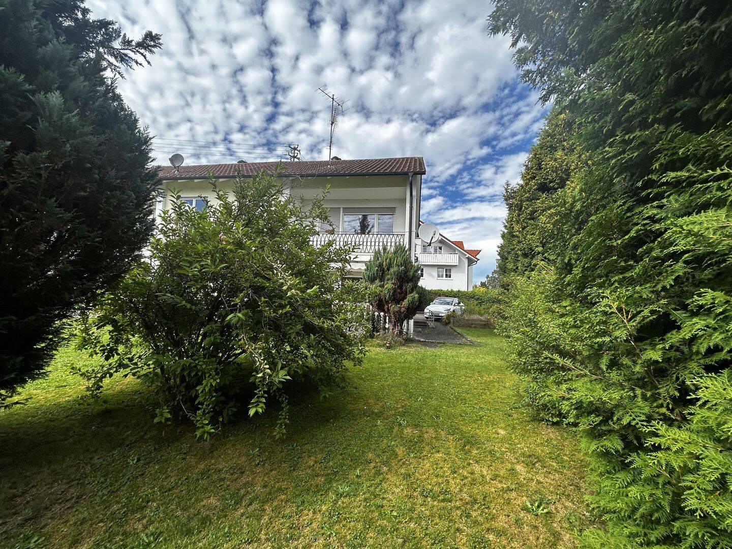 Charmante Doppelhaushälfte mit Potenzial und idyllischem Garten. – Rot an der Rot – Bild 1 von 9