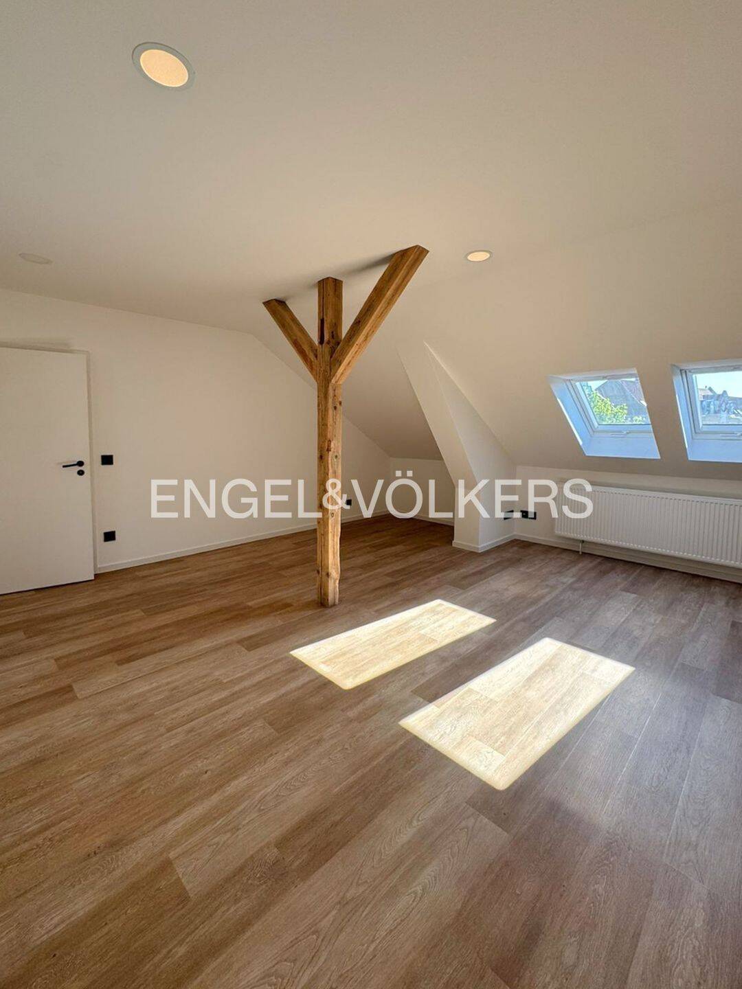 RESERVIERT!! Über 6 % Bruttorendite! Neu sanierte Dachgeschosswohnung mit neuer Einbauküche im beliebten Mühlenviertel - Faktor 16,5 !