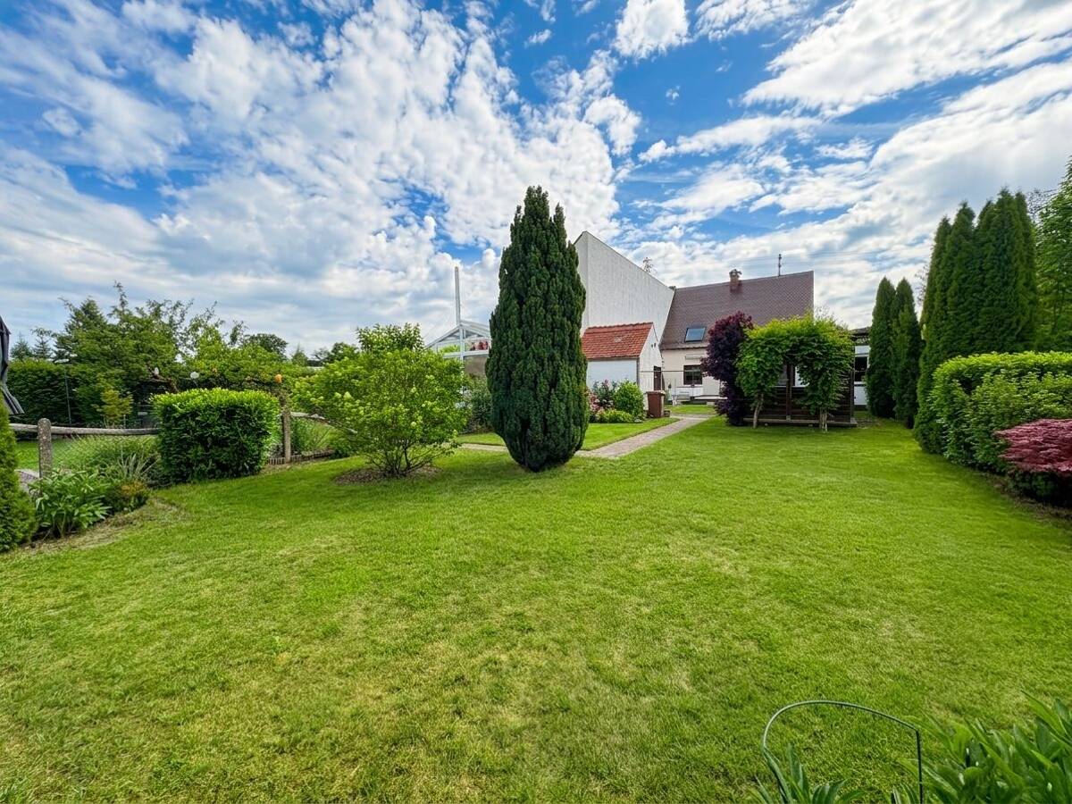 **Zwei Wohnebenen mit Potenzial. Unzählige Lebensmodelle. Viel Garten. Viel Freiheit** – 86156 Augsburg – Bild 1 von 8