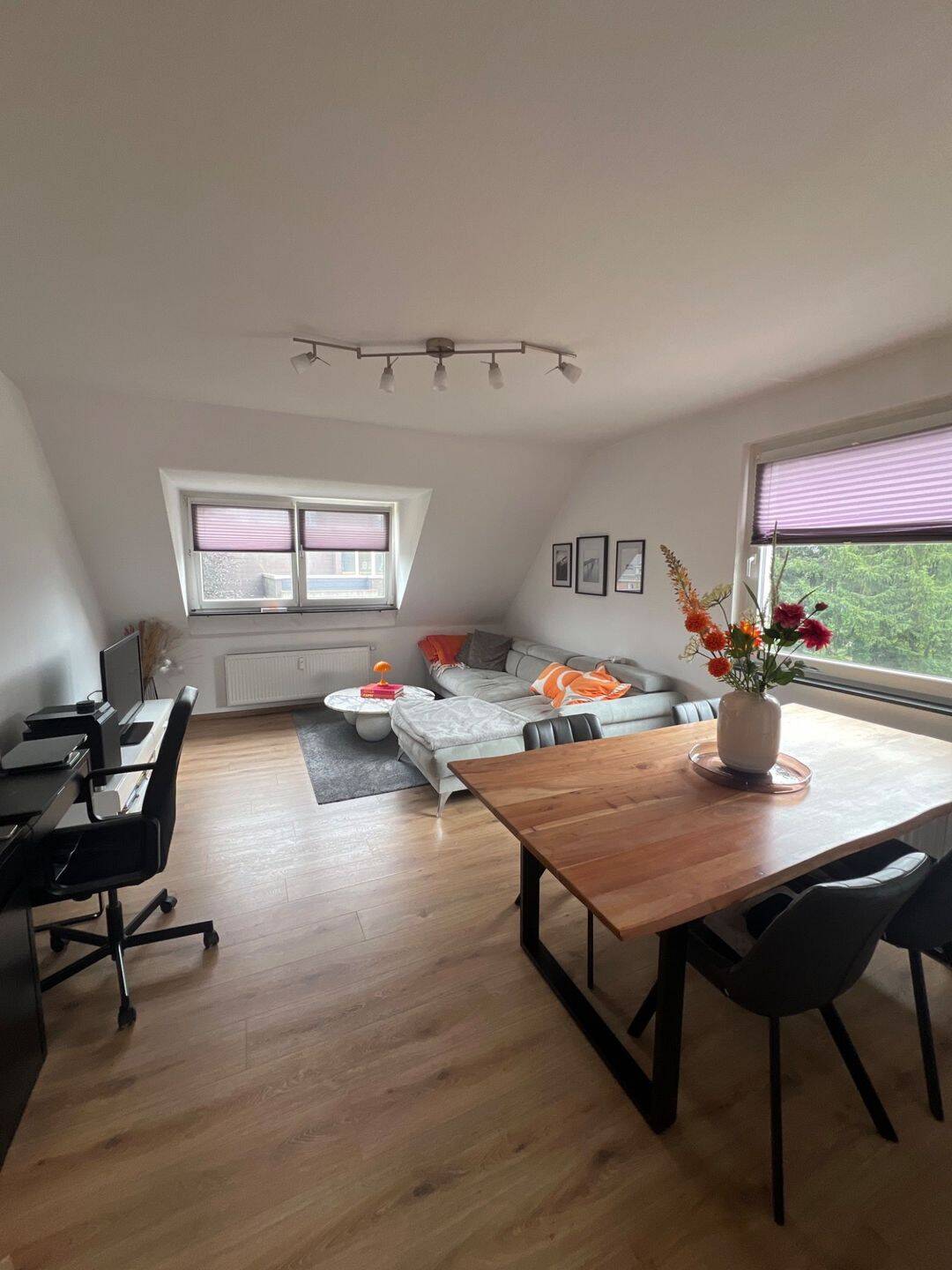 Helle Dachgeschoss-2-Zimmer-Wohnung mit viel Tageslicht in Köln