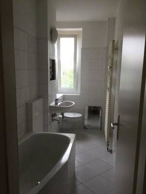 Wohnung ist für einen 3 Personenhaushalt geeignet! Küche und Bad mit Fenster – 1257 Dresden – Vorschaubild 2