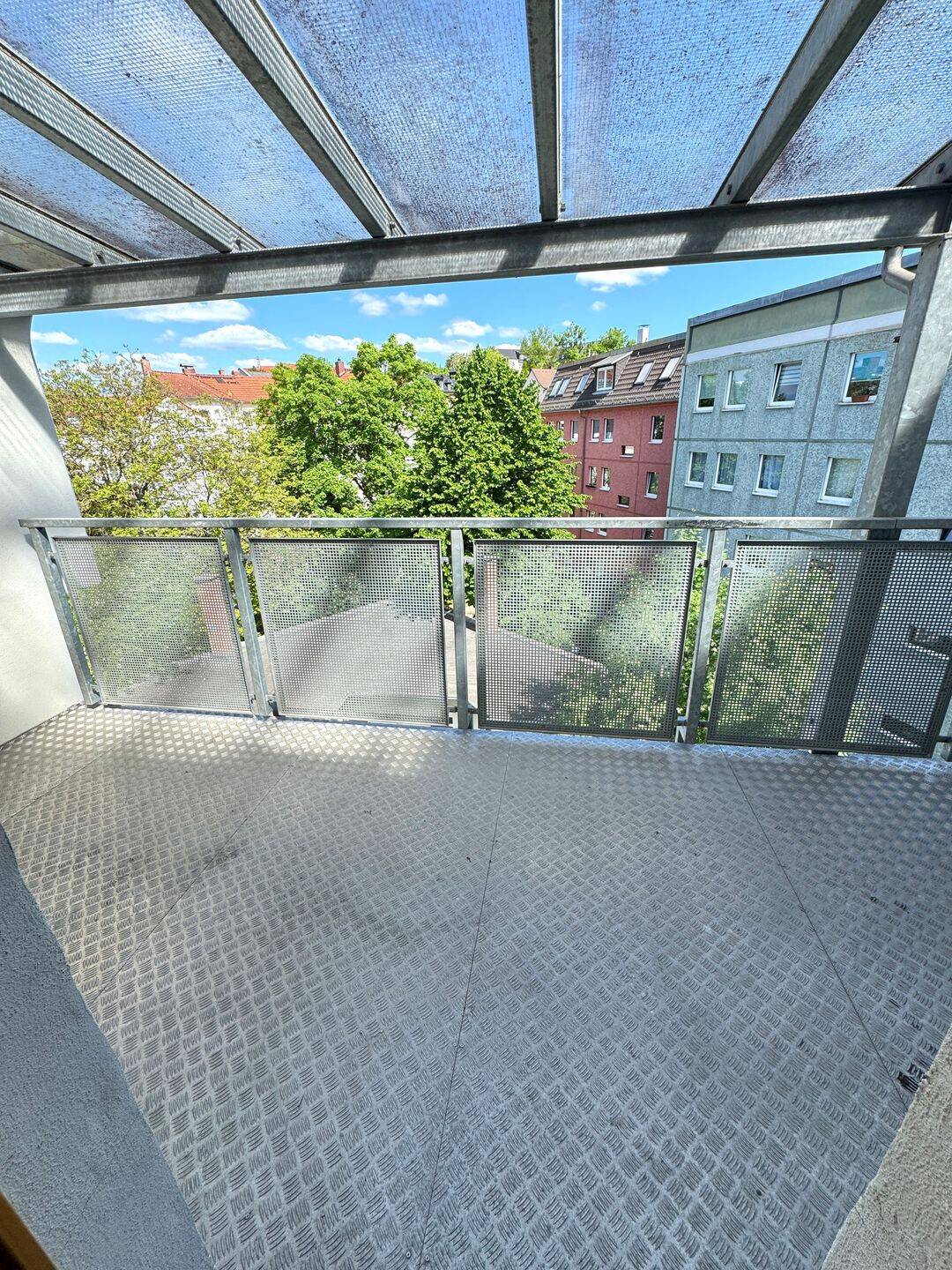 ==Helle 3.Zimmer-Wohnung mit Balkon im Dachgeschoss==