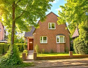 HH-Lokstedt, Bestlage, courtagefrei: Rotklinker-Villa zur Eigennutzung oder als Kapitalanlage