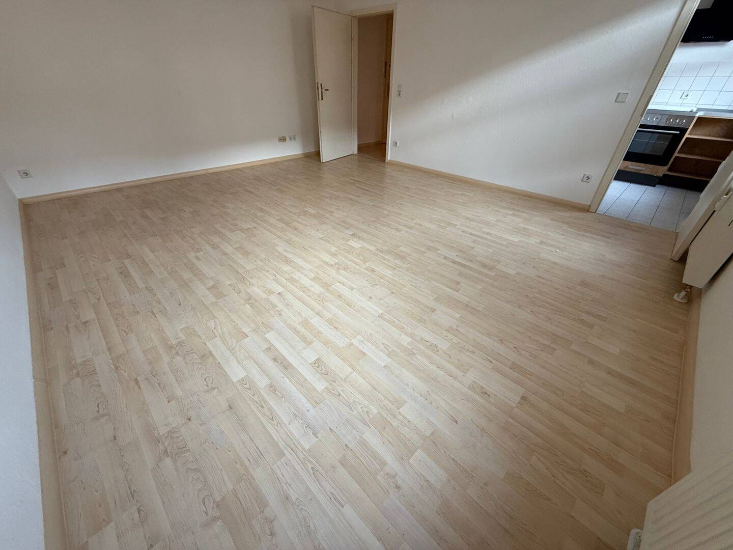 Nachmieter gesucht ! inkl. EBK / im 1. OG mit Laminat- Bad mit Wanne** – Chemnitz – Vorschaubild 6