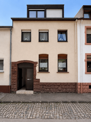 Renovierungsbedürftiges Reihenwohnhaus in ruhiger und naturnaher Lage von Trier-Biewer mit 2 vermieteten Wohneinheiten