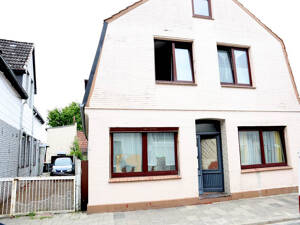 Zwei-Familienhaus mit 9 Zimmern und Grundstück in gesuchter Lage - Ideal für Handwerker
