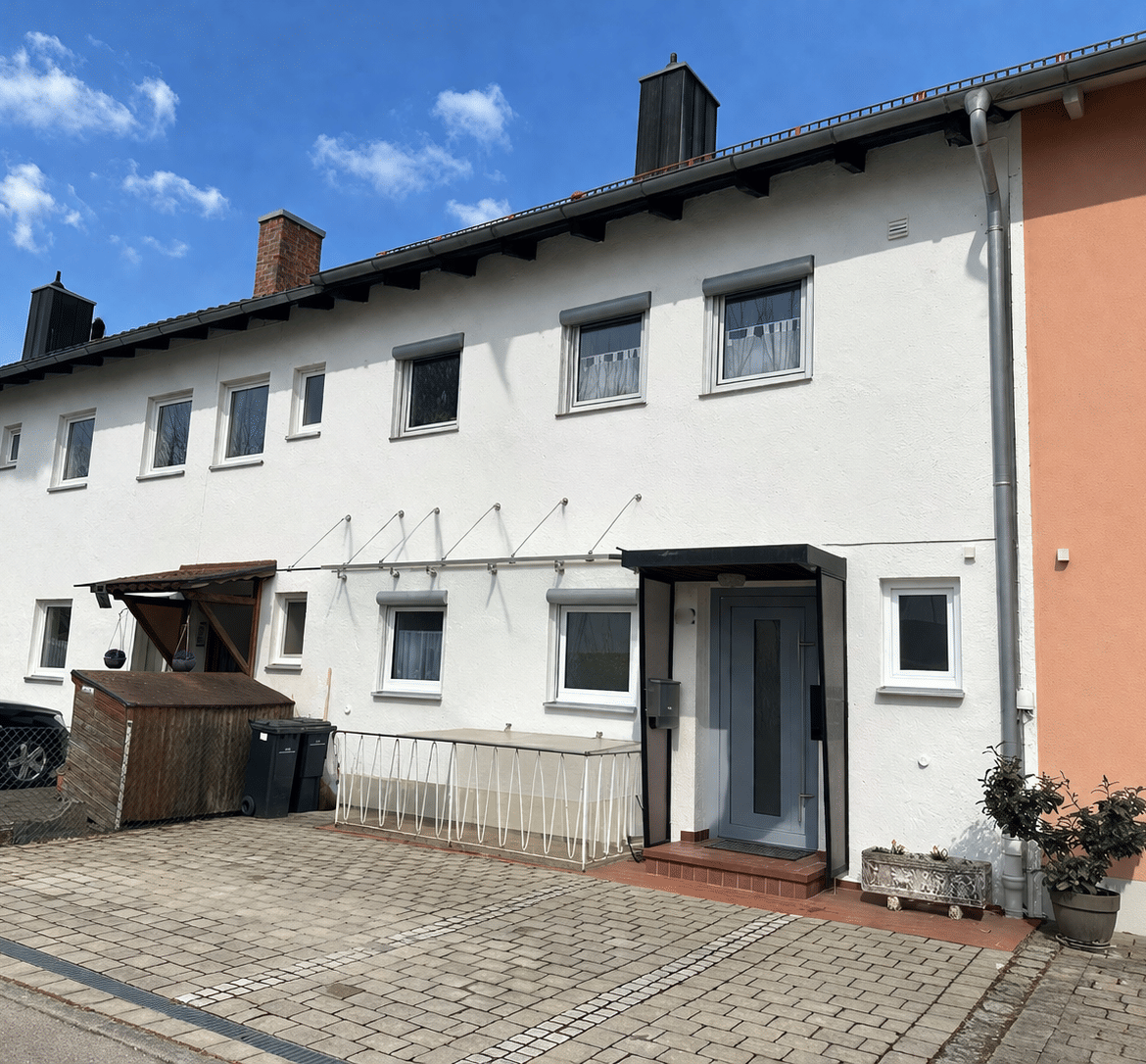 Modernisiertes Reihenmittelhaus mit zwei Wohneinheiten und Garten – Erding – Bild 1 von 9
