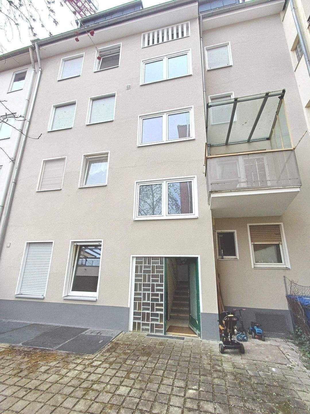 3-Zimmer-Wohnung mit Balkon, moderner Einbauküche und Fussbodenheizung in zentraler Südstadtlage von Nürnberg – Nürnberg – Vorschaubild 2