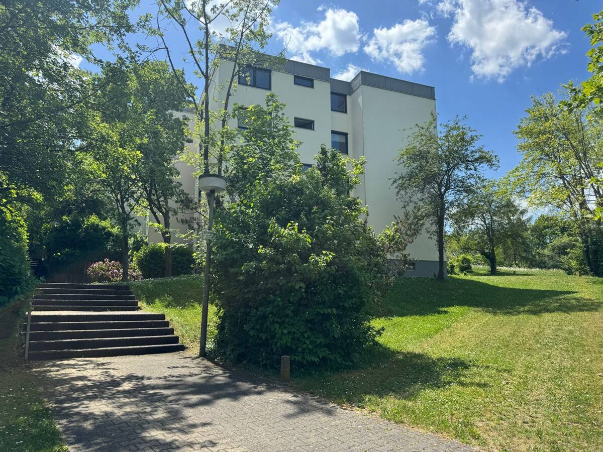 94m² - Großzügige 4-Zimmer-Wohnung mit Balkon, zwei Stellplätzen und attraktiver WG-Eignung – 97078 Würzburg – Bild 1 von 9
