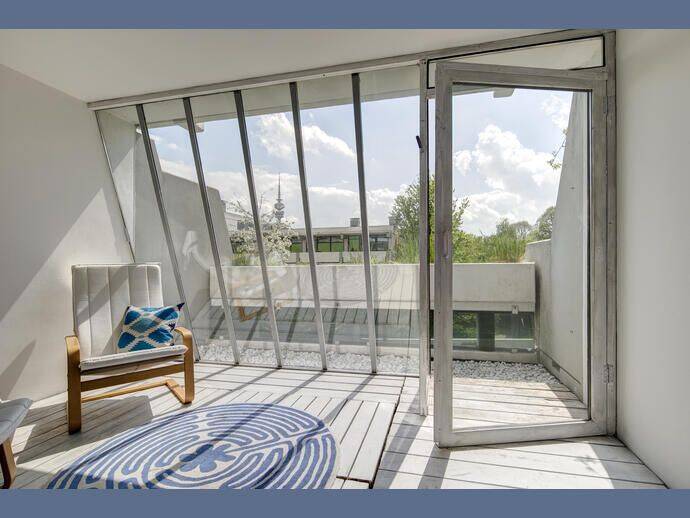 Möbliert: Großzügige Wohnung mit Terrasse und Wintergarten