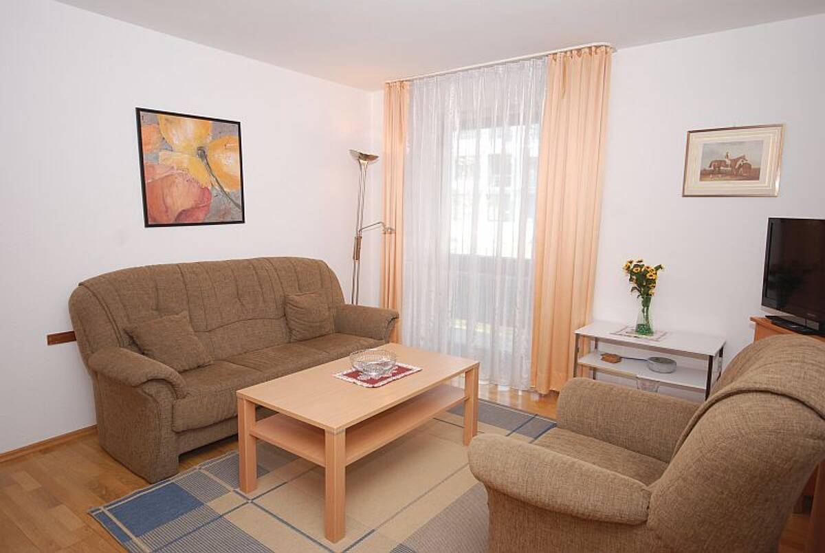 Zwei-Zimmer-Wohnung komplett möbliert und ausgestattet in zentrumsnaher Lage – 83435 Bad Reichenhall – Bild 1 von 9
