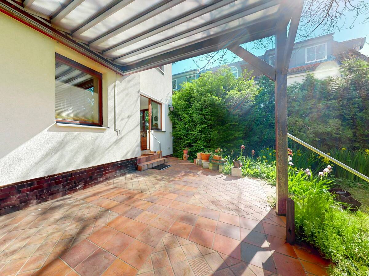 Viel Platz für Familie & Leben: Großes Einfamilienhaus mit Terrassen und Garten – 12309 Berlin – Bild 1 von 9