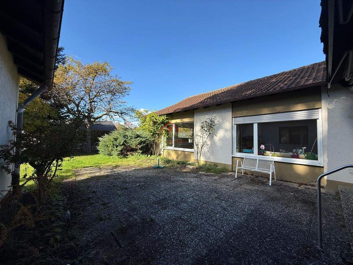 Großzügiger Bungalow mit Garage auf parkähnlichen Grundstück im Brunnental Tuttlingen – Tuttlingen – Vorschaubild 4