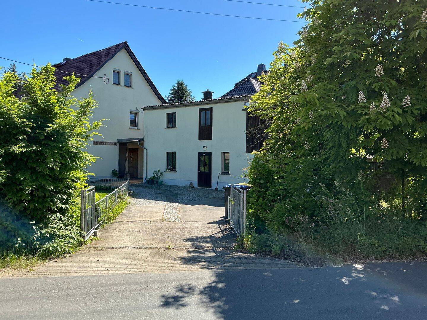 Ein-Zweifamilienhaus mit Nebengebäuden