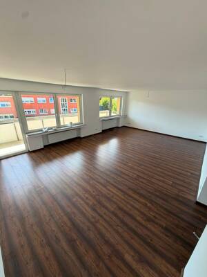 Frisch renovierte 4-Zimmer-Wohnung mit 2 Balkonen, Aufzug, Garage