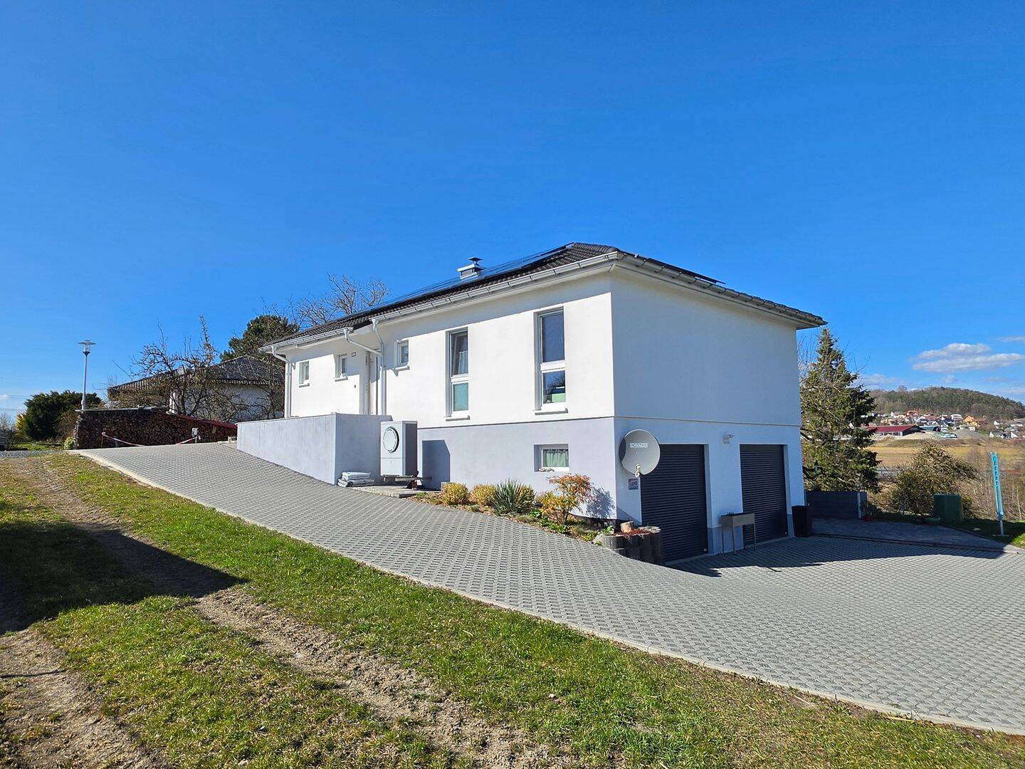 Moderner Bungalow aus dem Baujahr 2019 mit 2 Garagen! – Rödental – Bild 1 von 9