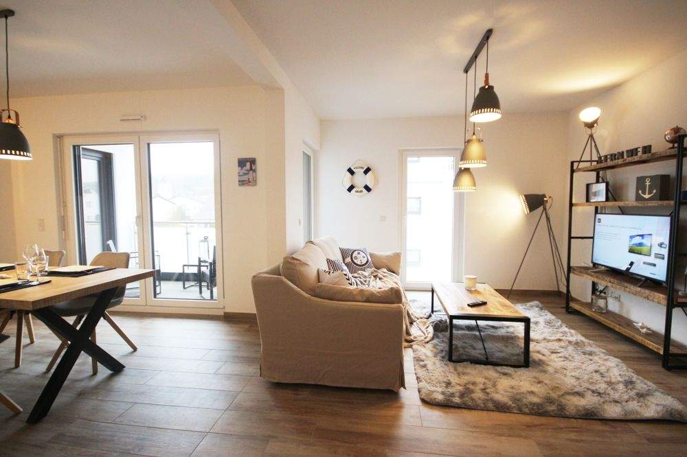 Neubau Hell und modern eingerichtete Wohnung mit Balkon