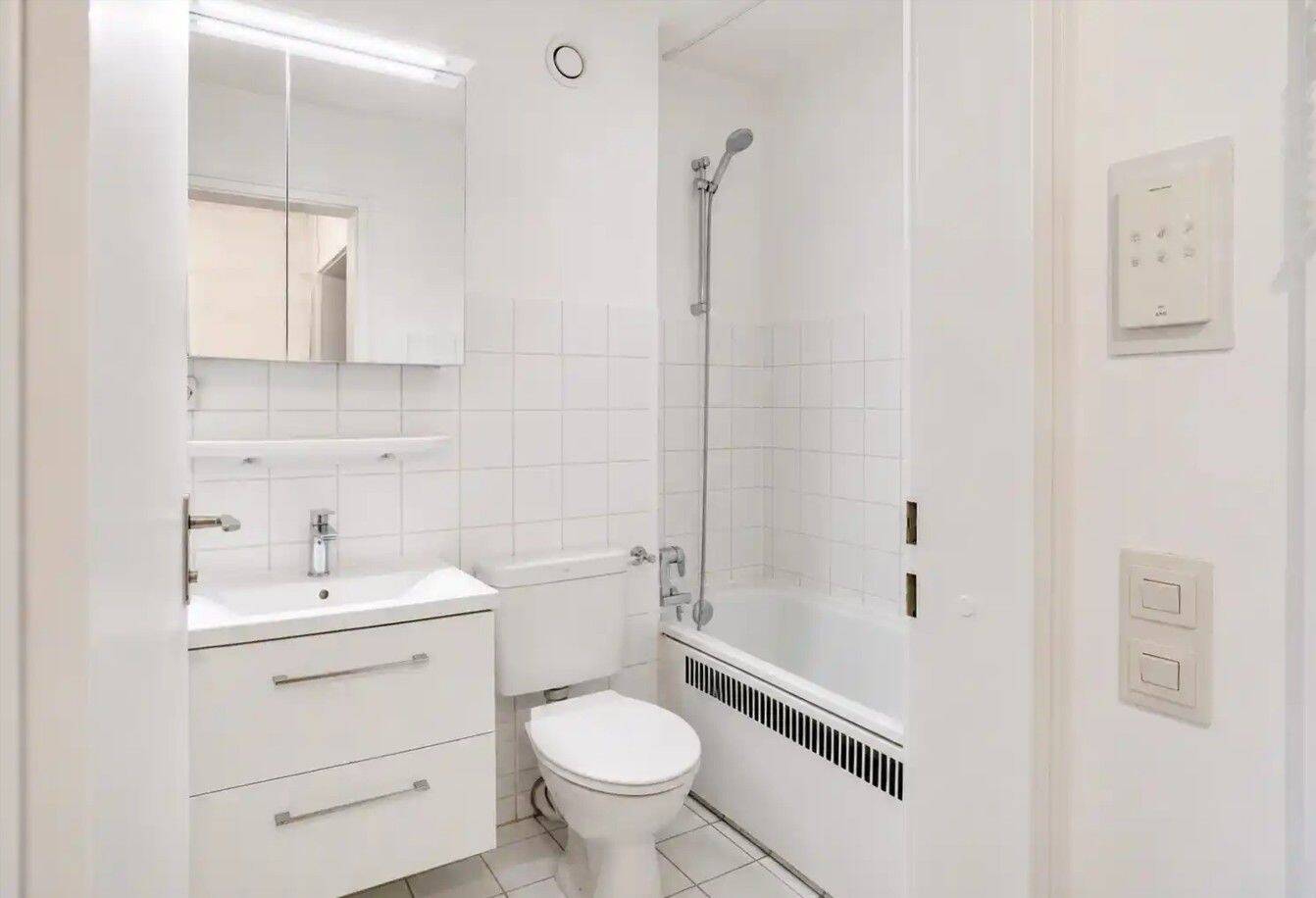Helles Apartment mit großzügigem Balkon mit Blick ins Grüne – München – Vorschaubild 9